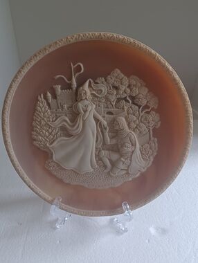 INCOLAY STONE USA Hand-crafted 1981 Limited Ed Plate of Lancelot and Guinevere